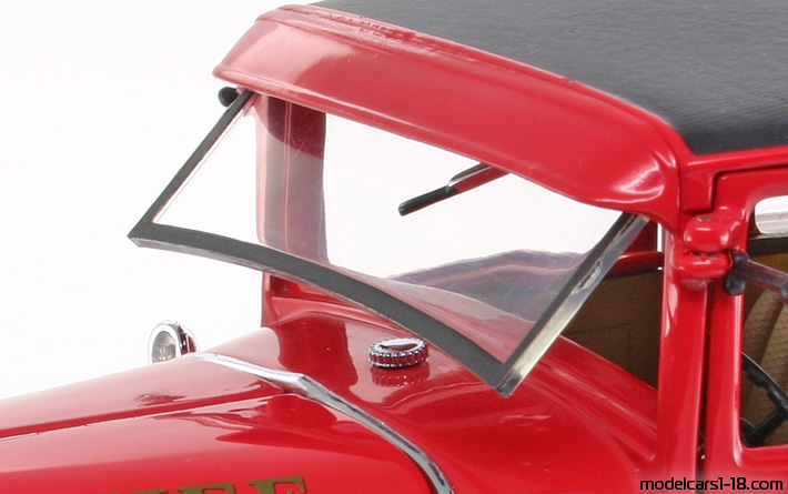 1931 - Ford Tudor (Model A) Fire Dept Motor City Classic 1/18 (Rot) Kofferraum / Klappbare Scheinwerfer