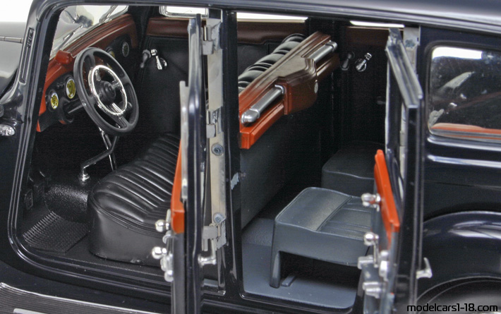 1937 - Horch 851 Pullman Ricko 1/18 (Синий) Интерьер панель приборов