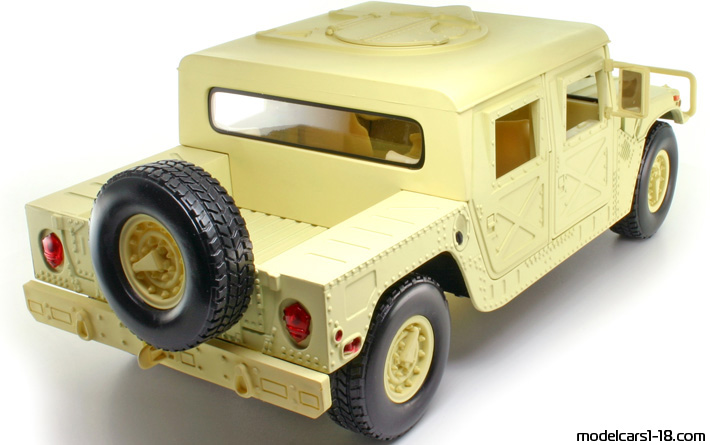 1992 - Hummer H1 Motor Max 1/18 (White) Rear right side