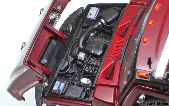 2002 - Hummer H2 Maisto 1/18 (Kрасный) Двигатель