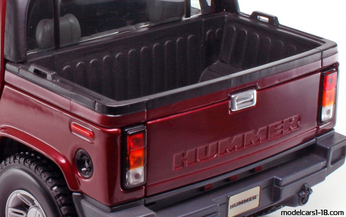 2002 - Hummer H2 Maisto 1/18 (Kрасный) Багажник / Поднимающиеся фары