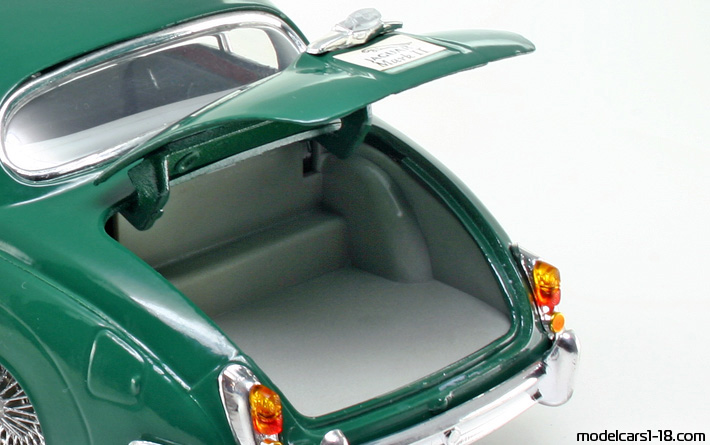 1959 - Jaguar Mark II Maisto 1/18 (Зелен) Багажник / Отварящи се фарове