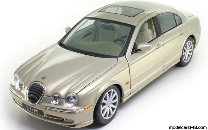 1999 - Jaguar S-Type Maisto 1/18 (Злаетн) Предна лява страна