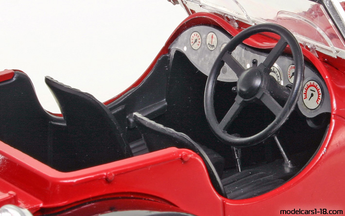 1936 - Jaguar SS100 Bburago 1/18 (Kрасный / Чёрный) Интерьер панель приборов