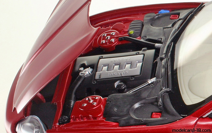 2006 - Jaguar XK Welly 1/18 (Rot) Motor