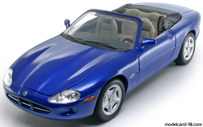 1996 - Jaguar XK8 Maisto 1/18 (Blue) Front left side