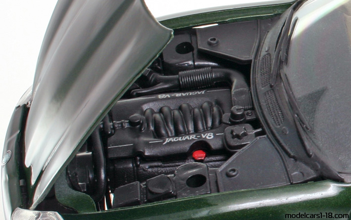 1996 - Jaguar XK8 Maisto 1/18 (Grün) Motor