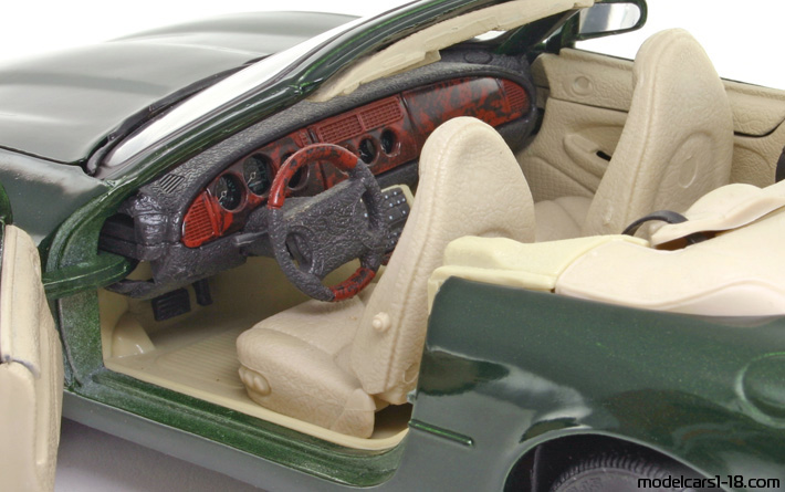 1996 - Jaguar XK8 Maisto 1/18 (Grün) Innenraum Armaturenbrett