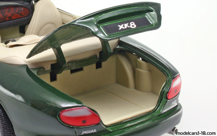 1996 - Jaguar XK8 Maisto 1/18 (Grün) Kofferraum / Klappbare Scheinwerfer