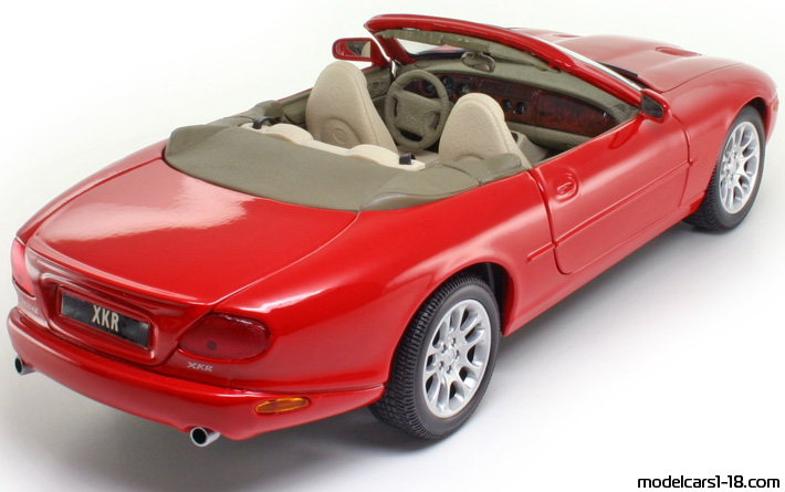 2000 - Jaguar XKR Maisto 1/18 (Червен) Задна дясна страна
