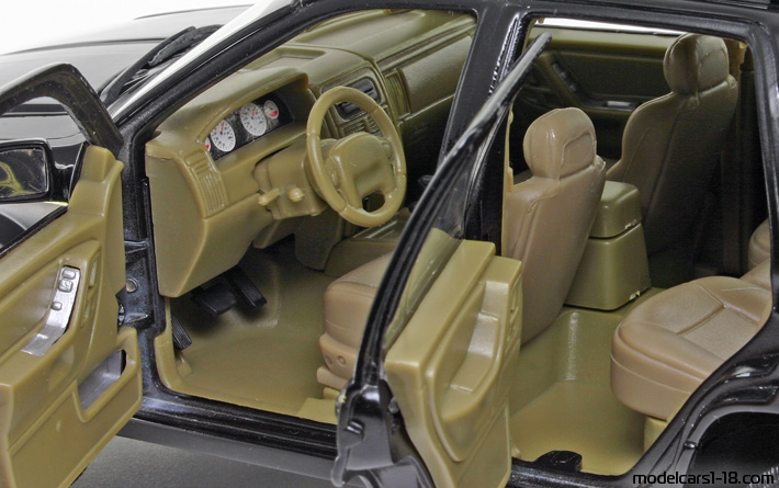 2001 - Jeep Grand Cherokee (WJ) Motor Max 1/18 (Чёрный) Интерьер панель приборов