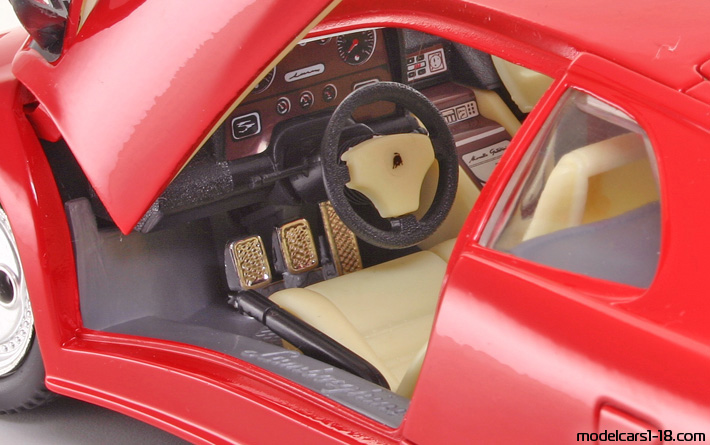 1989 - Lamborghini Diablo Mira 1/18 (Red) Interior dashboard