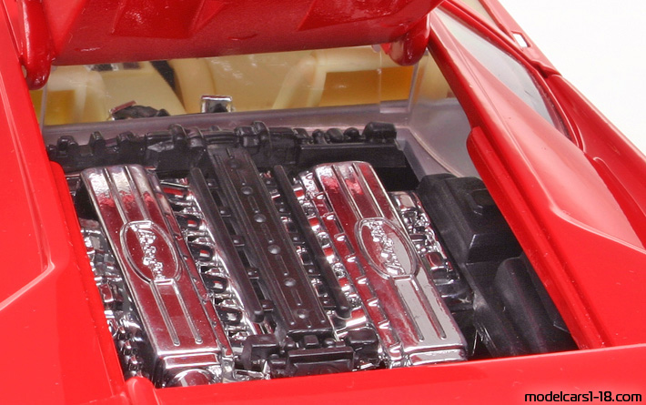 1990 - Lamborghini Diablo Mira 1/18 (Kрасный) Двигатель