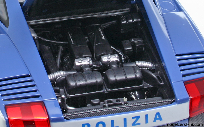 2002 - Lamborghini Gallardo Polizia Maisto 1/18 (Blau / Weiß) Motor
