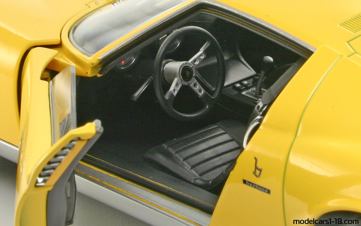 1971 - Lamborghini Miura P400 SV Welly 1/18 (Gelb / Silber) Innenraum Armaturenbrett