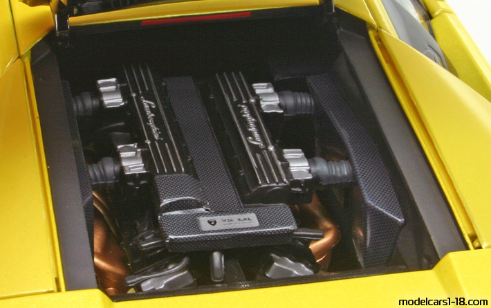 2001 - Lamborghini Murcielago AutoArt 1/18 (Жълт) Двигател