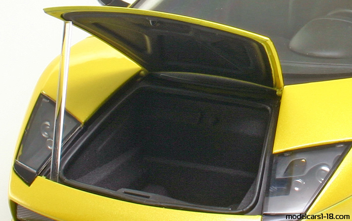 2001 - Lamborghini Murcielago AutoArt 1/18 (Жълт) Багажник / Отварящи се фарове