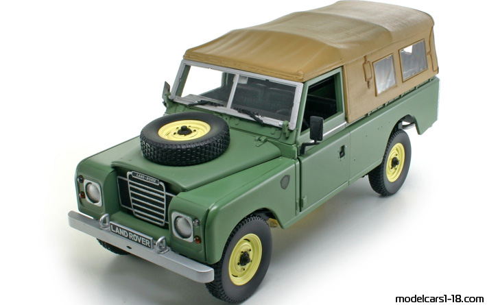 1961 - Land Rover 109 Series IIA Universal Hobbies 1/18 - Предна лява страна