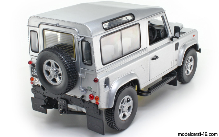 2000 - Land Rover Defender 90 Universal Hobbies 1/18 (Серебристый) Задняя правая сторона