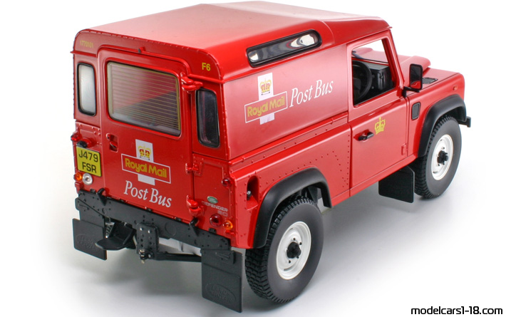 2000 - Land Rover Defender 90 Universal Hobbies 1/18 (Kрасный) Задняя правая сторона