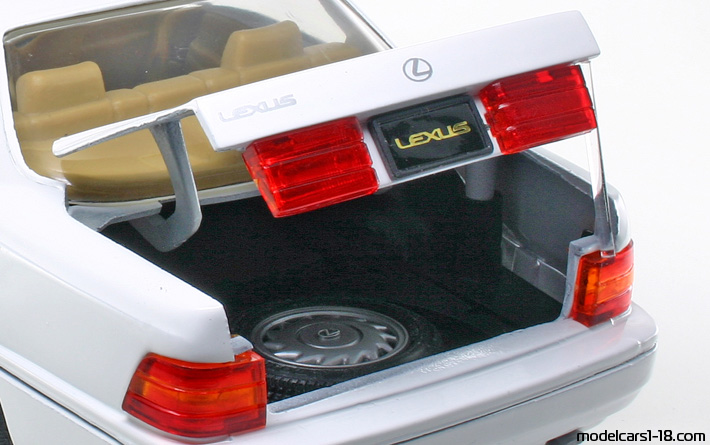 1989 - Lexus LS 400 Road Tough 1/18 (White) Other details