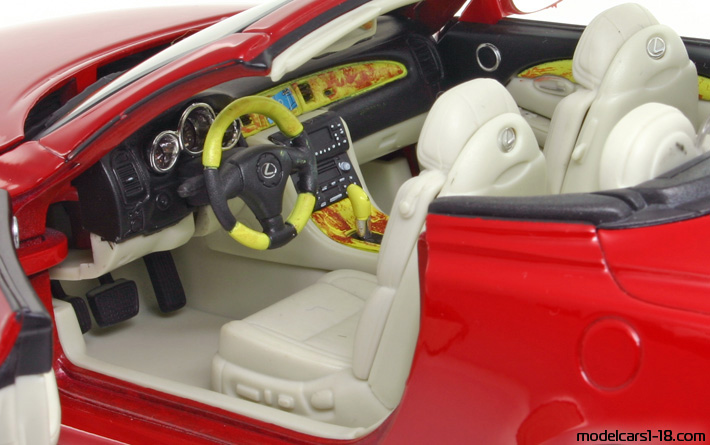 2001 - Lexus SC 430 Welly 1/18 (Червен) Интериор арматурно табло