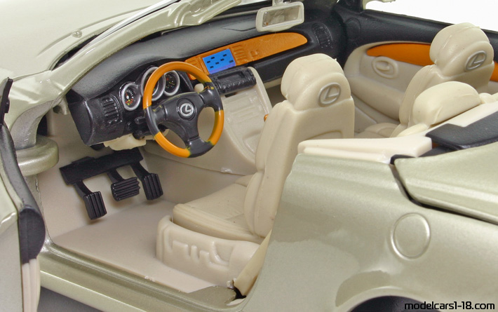 2002 - Lexus SC 430 Motor Max 1/18 (Gold) Interior dashboard