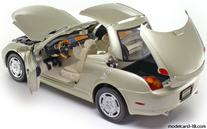 2002 - Lexus SC 430 Motor Max 1/18 (Gold) Opening parts