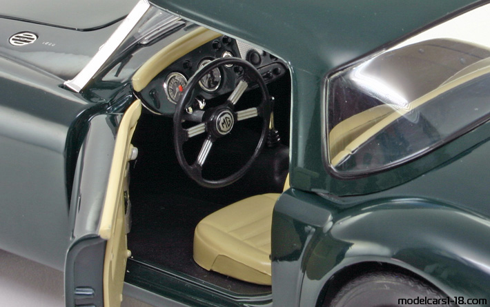 1955 - MG MGA Revell 1/18 (Green) Interior dashboard