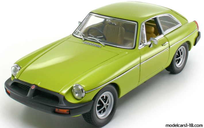 1974 - MG MGB GT Universal Hobbies 1/18 - Предна лява страна