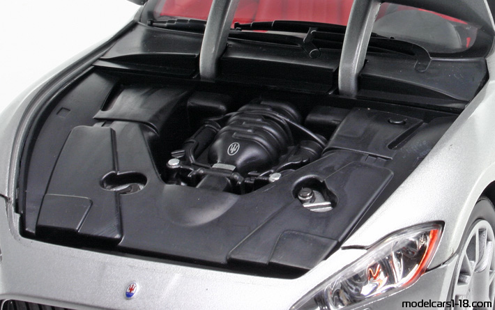 2007 - Maserati GranTurismo Mondo Motors 1/18 (Hellsilber) Motor