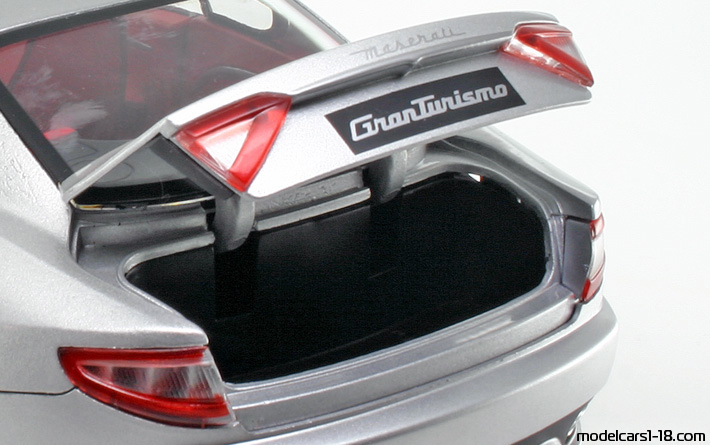 2007 - Maserati GranTurismo Mondo Motors 1/18 (Hellsilber) Kofferraum / Klappbare Scheinwerfer