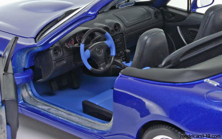1999 - Mazda MX-5 Gate 1/18 (Blau) Innenraum Armaturenbrett