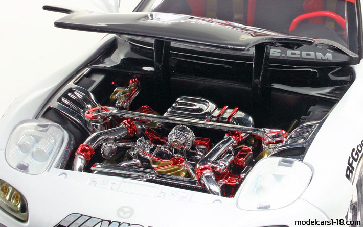 1999 - Mazda RX-7 Jada Toys 1/18 (Weiß / Lila) Motor