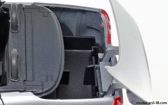 1997 - Mercedes 230 SLK (R170) Maisto 1/18 (Silber) Kofferraum / Klappbare Scheinwerfer