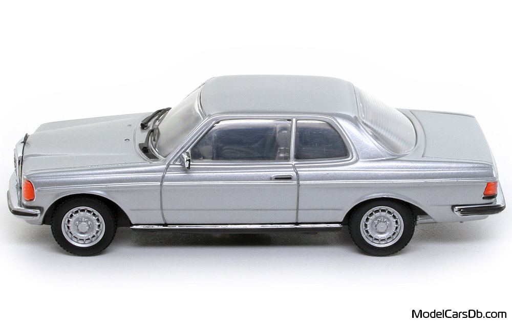1976 - Mercedes 280 CE (C123) Minichamps 1/43 (Silver) Side