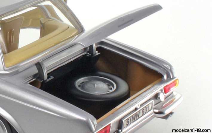 1963 - Mercedes 280 SL (W113) Anson 1/18 (Сребрист) Багажник / Отварящи се фарове