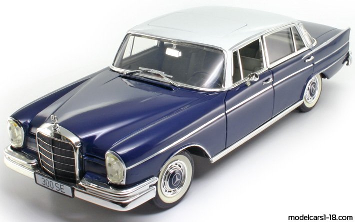 1959 - Mercedes 300 SE (W111) Revell 1/18 (Silber) Vorne linke Seite