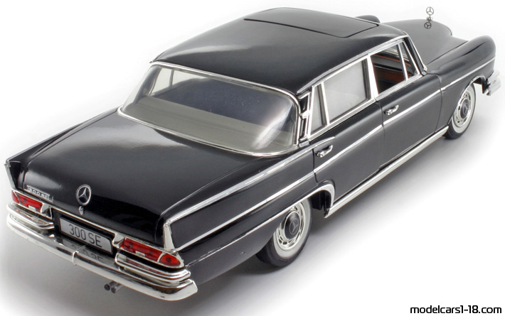 1959 - Mercedes 300 SE (W111) Revell 1/18 (Schwarz) Hinten rechte seite