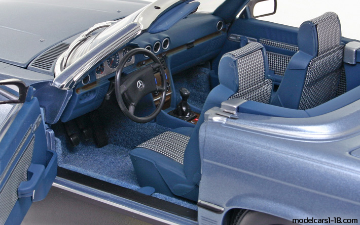 1986 - Mercedes 300 SL (R107) Norev 1/18 (Синий) Интерьер панель приборов