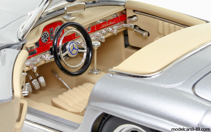 1957 - Mercedes 300 SL (W198) Bburago 1/18 (Silver) Interior dashboard