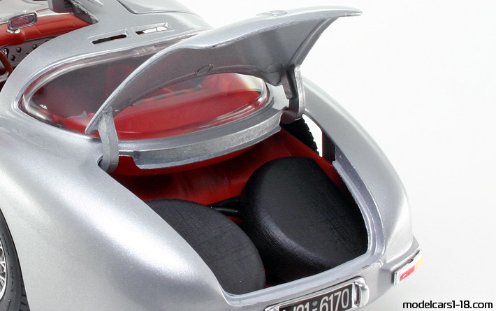 1955 - Mercedes 300 SLR (W196S) Maisto 1/18 (Silver) Trunk / Popup headlights