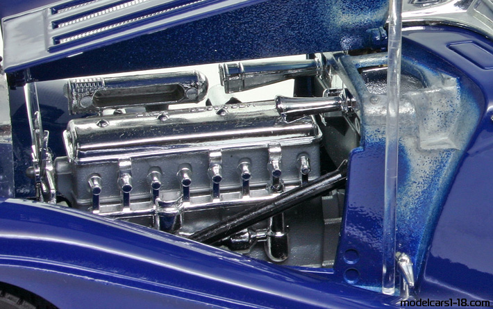 1936 - Mercedes 500 K (W29) Bburago 1/20 (Blue) Engine