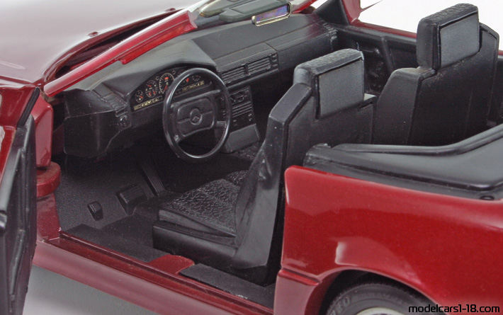 1989 - Mercedes 500 SL (R129) Revell 1/18 (Red / Red) Interior dashboard