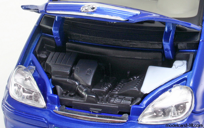 2001 - Mercedes A 140 L (W168) Maisto 1/18 (Blau) Motor