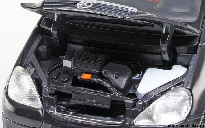 2001 - Mercedes A 160 (W168) Maisto 1/18 (Grau) Motor