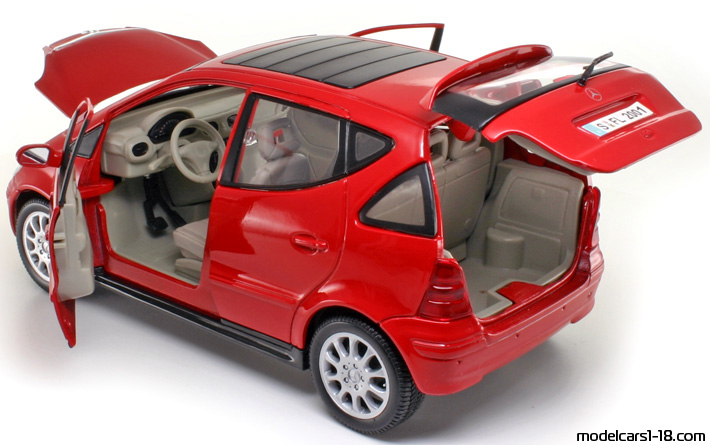 2001 - Mercedes A 160 (W168) Maisto 1/18 (Red) Opening parts