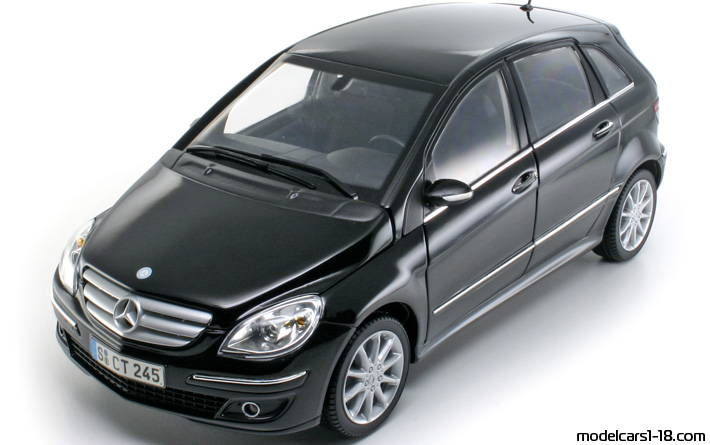 2005 - Mercedes B 200 (W245) Kyosho 1/18 (Schwarz) Vorne linke Seite