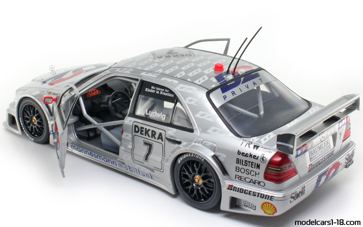 1994 - Mercedes C 180 DTM (W202) UT 1/18 (Silver / Light Silver) Opening parts