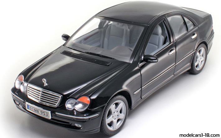 2000 - Mercedes C 320 (W203) Welly 1/18 - Предна лява страна